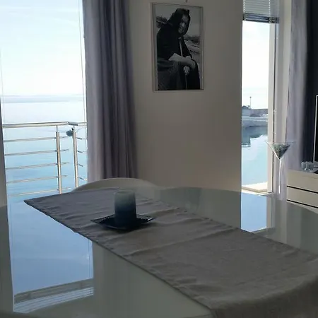 Apartment Sea Reflections *