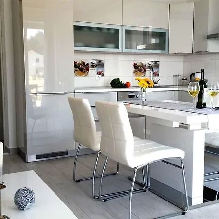 Sea Reflections Žman