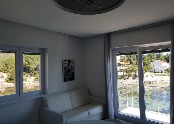 Sea Reflections Žman