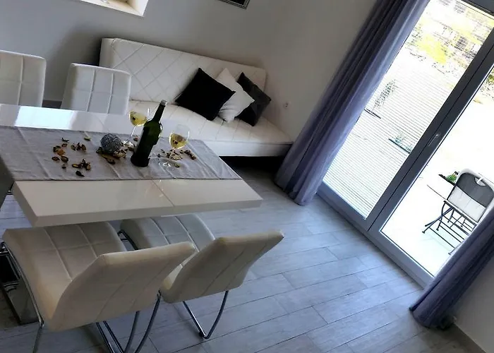 Sea Reflections Žman