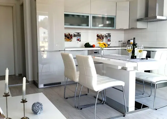 Sea Reflections Žman